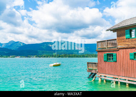 Una piccola barca sul lago Wolfgangsee nel Salzkammergut resort regione, Austria Foto Stock