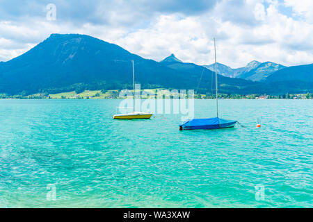 Piccole barche sul lago Wolfgangsee nel Salzkammergut resort regione, Austria Foto Stock