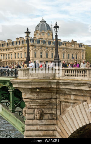 Tribunale commerciale edificio e Pont Notre Dame bridge. Il centro di Parigi, Francia. Foto Stock