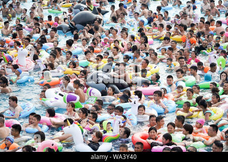 Nanjing, cinese della provincia di Jiangsu. 17 Ago, 2019. I turisti gioca a un parco acquatico in Nanjing East cinese della provincia di Jiangsu, Agosto 17, 2019. Credito: Li Bo/Xinhua/Alamy Live News Foto Stock