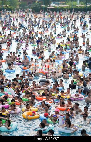 Nanjing, cinese della provincia di Jiangsu. 17 Ago, 2019. I turisti gioca a un parco acquatico in Nanjing East cinese della provincia di Jiangsu, Agosto 17, 2019. Credito: Li Bo/Xinhua/Alamy Live News Foto Stock