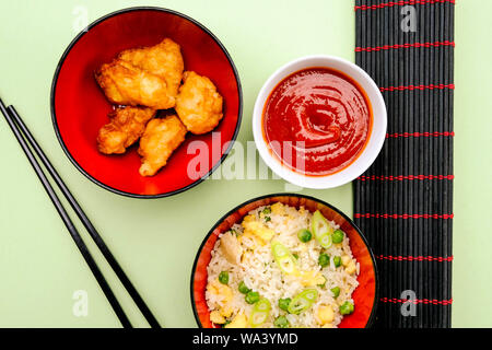 Stile cinese Agrodolce Pollo fritto con uova fritte di riso e verdure Foto Stock