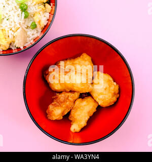 Stile cinese Agrodolce Pollo fritto con uova fritte di riso e verdure Foto Stock