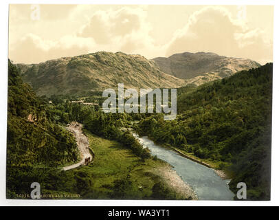 Borrowdale Valley, da Bowder Pietra, Lake District, Inghilterra; stampa n. 10016.; Foto Stock