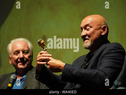 (190817) -- MANSFIELD, Agosto 17, 2019 (Xinhua) -- Frank Darabont (R), regista e sceneggiatore di 'l'Shawshank Redemption', partecipa a un evento presso il Teatro del Rinascimento in cui il film ha debuttato nel 1994 nella città di Mansfield, Ohio, Stati Uniti, e il agosto 16, 2019. Gli eventi sono stati tenuti in Mansfield per celebrare il venticinquesimo anniversario della proiezione del film "L'Shawshank Redemption". (Xinhua/Liu Jie) Foto Stock