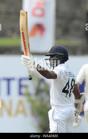 Sri Lanka Niroshan battitore Dickwella reagisce alla sua metà-cenutry durante il giorno due del primo test match tra lo Sri Lanka e la Nuova Zelanda a Galle StadiumPhoto internazionale da Isuru Sameera Peiris) (foto di Isuru Peiris/Pacific Stampa) Foto Stock