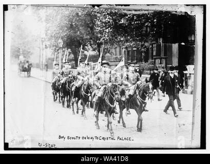 Boy Scout sul modo di Crystal Palace; Marching, a cavallo, in formazione Foto Stock