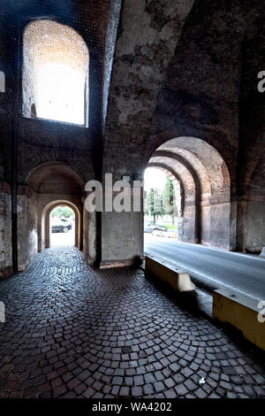 Architettura interna di Porta Verona della fortezza di Peschiera del Garda: oggi è un sito Patrimonio Mondiale dell'UNESCO. Veneto, Italia. Foto Stock