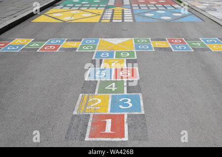Corte Campana con i numeri da 1 a 9 disegnato con la vernice sull'asfalto Foto Stock