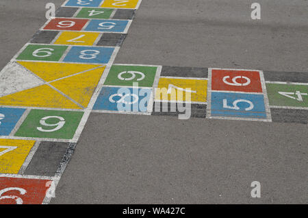 Corte Campana con i numeri da 1 a 9 disegnato con la vernice sull'asfalto Foto Stock