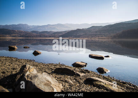 La riflessione di montagna su acqua Foto Stock