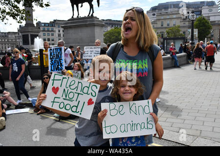 Charing Cross di Londra, Regno Unito. 17 ago 2019. Vegan attivisti della ribellione animale sitin e blocco Charing Cross, il 17 agosto 2019, Londra, UK Credit: capitale dell'immagine/Alamy Live News Foto Stock