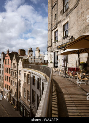 Posti a sedere esterni al Castle Arms Pub su Victoria terrazza sopra Victoria Street di Edimburgo Città Vecchia Foto Stock