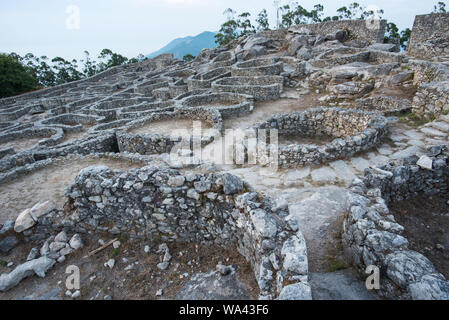 Il vecchio famoso villaggio celtico Castro de Santa Tecla in Galizia vicino al confine con la Portugel al fiume Mino Foto Stock