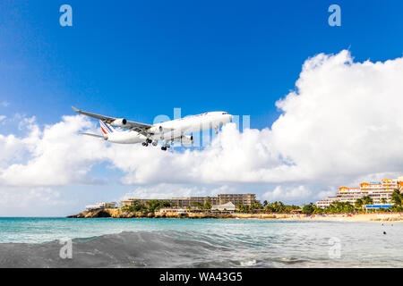 PHILIPSBURG, Sint Maarten - Dicembre 13, 2016: aereo si avvicina Princess Juliana airport sopra onlooking spettatori su Maho beach Foto Stock