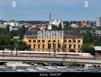 Treno ICE lasciando la città di Berlino, Germania Foto Stock