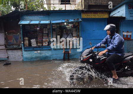 Kolkata, West Bengal, India. 17 Ago, 2019. Persone wade acrossa saturo di acqua street dopo la pioggia.Heavy Rain flagellato kolkata per la seconda giornata consicutive. Diverse parti della città allagata a causa di questo incedent e almeno le persone sono morti. Credito: Massimo Mauro Shee/ZUMA filo/Alamy Live News Foto Stock