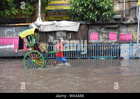 Kolkata, West Bengal, India. 17 Ago, 2019. Persone wade attraverso una strada saturo di acqua dopo la pioggia.Heavy Rain flagellato kolkata per la seconda giornata consicutive. Diverse parti della città allagata a causa di questo incedent. Credito: Massimo Mauro Shee/ZUMA filo/Alamy Live News Foto Stock