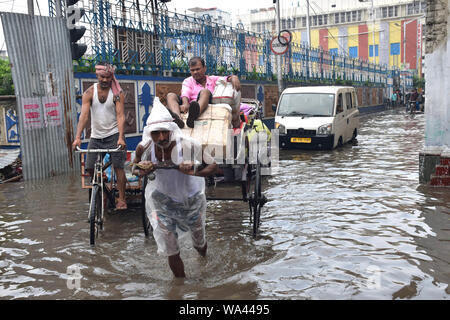 Kolkata, West Bengal, India. 17 Ago, 2019. Persone wade attraverso una strada saturo di acqua dopo la pioggia.Heavy Rain flagellato kolkata per la seconda giornata consicutive. Diverse parti della città allagata a causa di questo incedent e almeno le persone sono morti. Credito: Massimo Mauro Shee/ZUMA filo/Alamy Live News Foto Stock