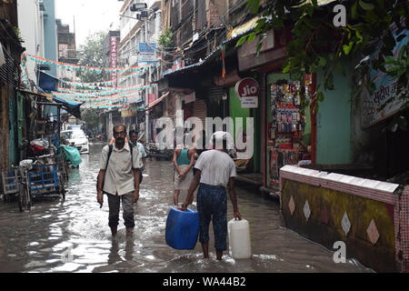 Kolkata, West Bengal, India. 17 Ago, 2019. Persone wade attraverso una strada saturo di acqua dopo la pioggia.Heavy Rain flagellato kolkata per la seconda giornata consicutive. Diverse parti della città allagata a causa di questo incedent. Credito: Massimo Mauro Shee/ZUMA filo/Alamy Live News Foto Stock