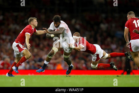 L'Inghilterra del Courtney Lawes (centro) viene affrontato dal Galles Dan Biggar e dispositivo di sovrapposizione di Aronne durante l'amichevole internazionale presso il Principato Stadium di Cardiff. Foto Stock