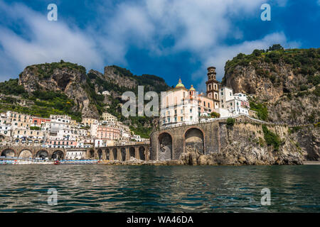 Vista panoramica di Atrani, piccolo villaggio sulla costa di Amalfi, Italia Foto Stock