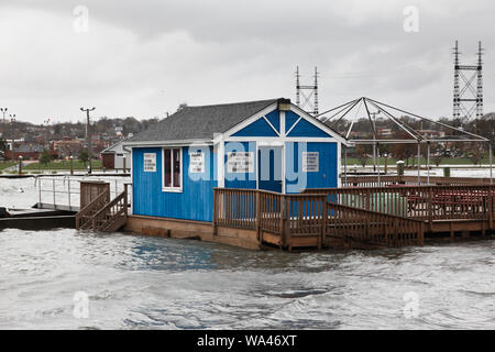 NORWALK, CT, Stati Uniti d'America - 30 ottobre 2012: Galleggiava Ristorante Parcheggio vicino centro marittimo accanto Seaview Av. dopo l uragano di sabbia. Foto Stock