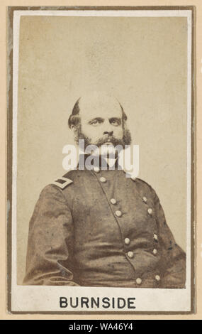Brig. Gen. Ambrogio E. Burnside, testa e spalle ritratto, testa a tre quarti a destra, rivolto verso la parte anteriore, indossando uniforme militare Foto Stock