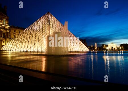 Museo del Louvre di Parigi (notte) Foto Stock