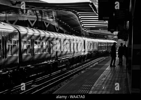 South Eastern Trains classe 465 con il treno alla stazione di London Bridge con i passeggeri in attesa sulla piattaforma opposta Foto Stock