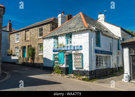Il Mousehole regali nel centro del villaggio, Mousehole, Cornwall, Regno Unito Foto Stock