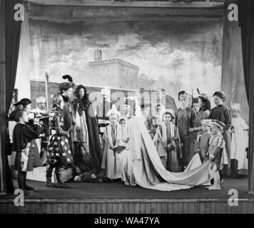 Un dilettante produzione di Ivanhoe ad una country house party a Haddo House, Scozia, nel 1892 Foto Stock