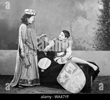 Un dilettante produzione di Ivanhoe ad una country house party a Haddo House, Scozia, nel 1892 Foto Stock
