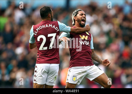 Aston Villa di Douglas Luiz (destra) festeggia i suoi lati primo obiettivo del gioco con Ahmed Elmohamady durante il match di Premier League a Villa Park, Birmingham. Foto Stock