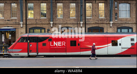 Il passeggero a Londra Kings Cross circa a bordo di un treno LNER a Leeds passando una MK 4 DVT sulla parte posteriore di un Intercity 225 Foto Stock