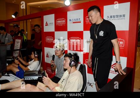 Li Gen, standing uno, e Dong Hanlin, seduta anteriore uno, Cinese giocatori professionisti di pallacanestro di Shanghai gli squali, appaiono presso la sede per il supporto di F1 ESports serie Campionato di Cina a Shanghai in Cina, 16 agosto 2019. Li Gen, Luo Hanchen, e Dong Hanlin, Cinese giocatori professionisti di pallacanestro da Shanghai squali, appaiono presso la sede per il supporto di F1 ESports serie Campionato di Cina a Shanghai in Cina, 16 agosto 2019. Foto Stock