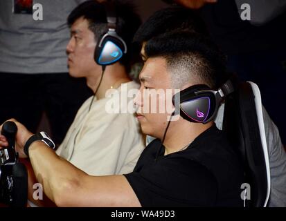 Li Gen, destra e Dong Hanlin, sinistra, Cinese giocatori professionisti di pallacanestro di Shanghai gli squali, appaiono presso la sede per il supporto di F1 ESports serie Campionato di Cina a Shanghai in Cina, 16 agosto 2019. Li Gen, Luo Hanchen, e Dong Hanlin, Cinese giocatori professionisti di pallacanestro da Shanghai squali, appaiono presso la sede per il supporto di F1 ESports serie Campionato di Cina a Shanghai in Cina, 16 agosto 2019. Foto Stock