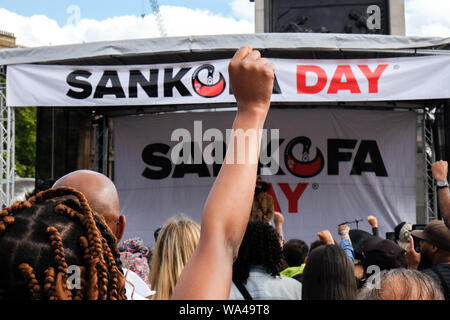 Trafalgar Square, Londra, Regno Unito. Il 17 agosto 2019. Persone in Trafalgar Square per Sankofa giorno in ricordo della tratta degli schiavi e la sua abolizione. Credito: Matteo Chattle/Alamy Live News Foto Stock