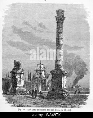 Rovine di colonne romane che termina la antica Via Appia a Brindisi Foto Stock