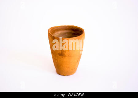 Indian chai Kulhar in uno sfondo bianco Foto Stock
