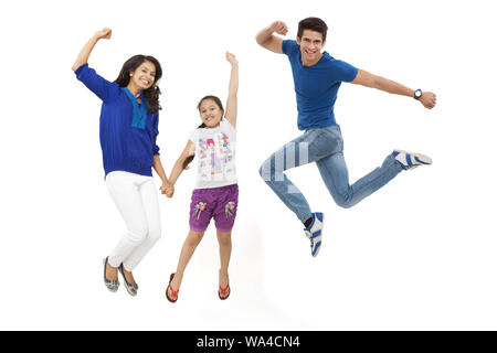 Giovane famiglia che salta in aria Foto Stock