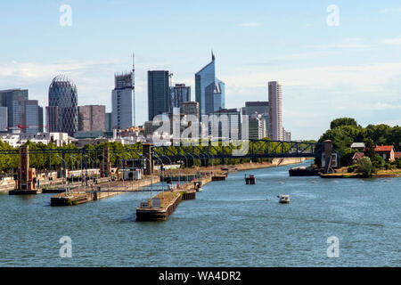 Architettura degli edifici in un quartiere degli affari di Parigi, Francia Foto Stock