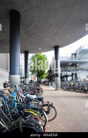 AMSTERDAM, Paesi Bassi - 31 agosto 2019: Il parcheggio per le bici fuori della stazione centrale di Amsterdam Foto Stock