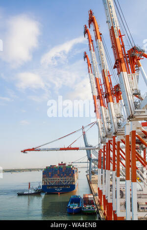 PHY la mia porta, SUD VIETNAM - 14 gennaio 2019: un container a docking International Terminal per container Tan Cang - Cai Mep. Foto Stock