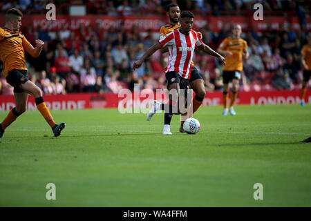 Londra, Regno Unito. 17 Ago, 2019. Ollie Watkins di Brentford durante l EFL Skybet partita in campionato, Brentford v Hull City al Griffin Park sabato 17 agosto 2019 . Questa immagine può essere utilizzata solo per scopi editoriali. Solo uso editoriale, è richiesta una licenza per uso commerciale. Nessun uso in scommesse, giochi o un singolo giocatore/club/league pubblicazioni. pic da Tom Smeeth/Andrew Orchard fotografia sportiva/Alamy Live news Credito: Andrew Orchard fotografia sportiva/Alamy Live News Foto Stock