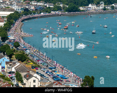 Mumbles Raft Race. Swansea Bay, Galles, Regno Unito. Foto Stock