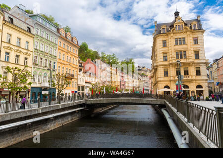 Fiume della città e il ponte di pietra, Repubblica Ceca Foto Stock
