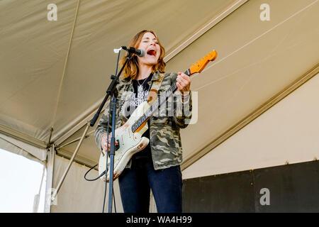 Chitarrista, Rebecca Lovell di Larkin Poe, Vancouver Folk Music Festival, Vancouver, British Columbia, Canada Foto Stock