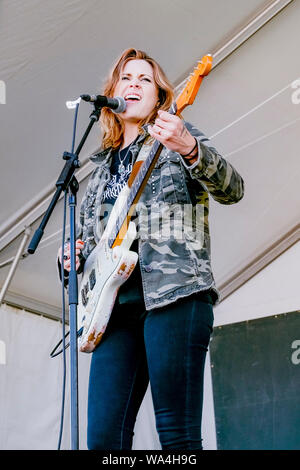 Chitarrista, Rebecca Lovell di Larkin Poe, Vancouver Folk Music Festival, Vancouver, British Columbia, Canada Foto Stock