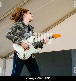 Chitarrista, Rebecca Lovell di Larkin Poe, Vancouver Folk Music Festival, Vancouver, British Columbia, Canada Foto Stock